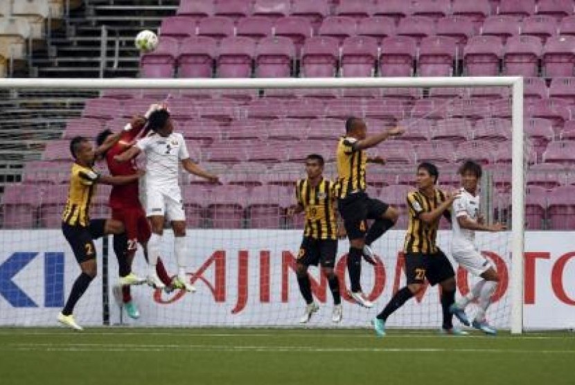 Kiper Malaysia Khairul Fahmi Bin Che Mat menyelamatkan gawangnya dari ancaman pemain Myanmar dalam laga AFF Suzuki Cup 2014, Ahad (23/11).