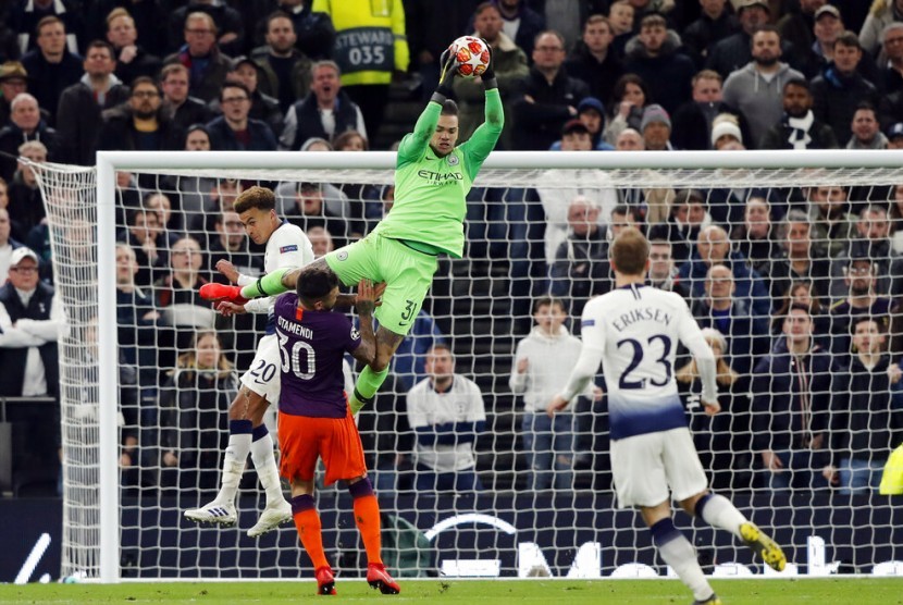 Kiper Manchester City Ederson menangkap bola pada pertandingan leg pertama melawan Tottenham Hotspur, Selasa (9/4) waktu setempat. 
