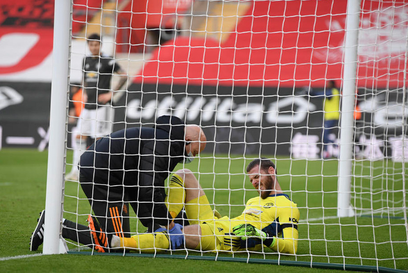 Kiper Manchester United David de Gea mendapat penanganan medis saat Southampton menjamu Manchester United, Ahad (29/11).  