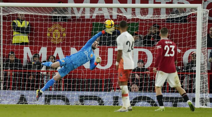Kiper Manchester United (MU) David De Gea melakukan penyelamatan saat melawan West Ham United di Liga Primer Inggris.