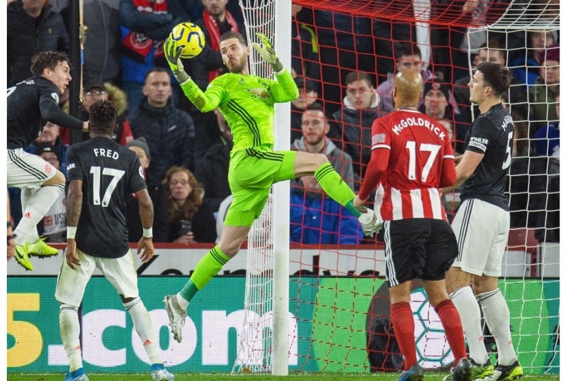Kiper Manchester United (MU) David De Gea menangkap bola saat melawan Sheffield United.