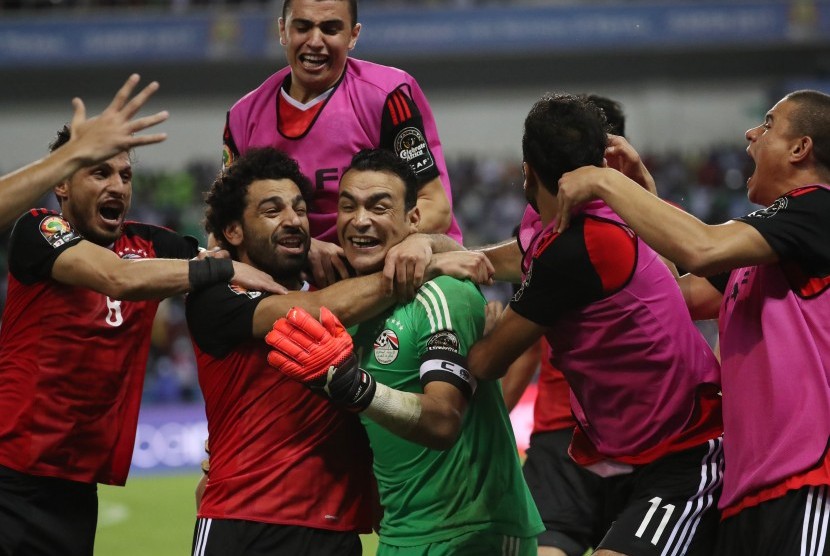 Kiper Mesir, Essam El Hadary merayakan kemenangan timnya setelah babak adu penalti lawan Burkina Faso pada babak semifinal Piala Afrika 2017 di Stade de I'Amitie, Libreville, Kamis (2/2) dini hari WIB. Mesir menang adu penalti 4-3.