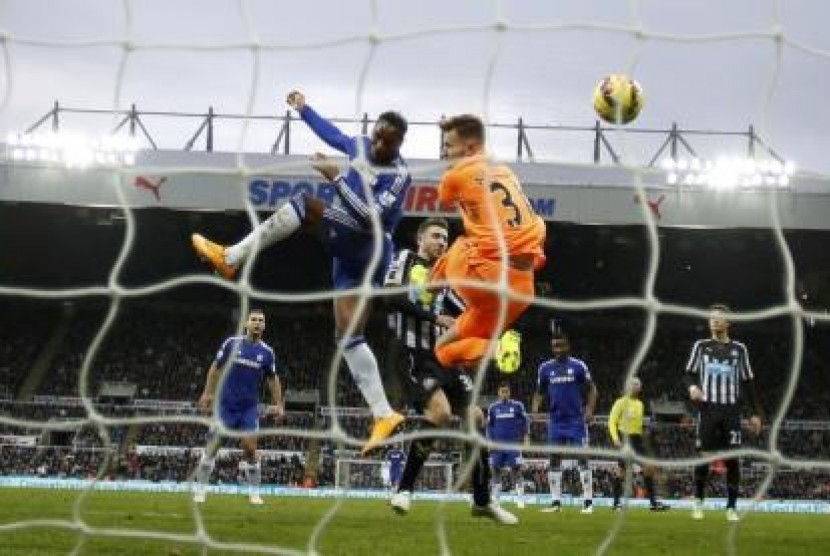 Kiper Newcastle United Jak Alnwick saat berusaha mengadang tandukan striker Chelsea Didier Drogba, Sabtu (6/12).