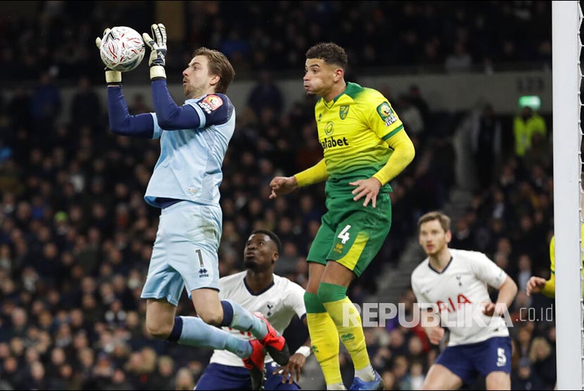 Kiper Norwhich City Tim Krul menangkap bola pada laga putaran kelima Piala FA antara Tottenham Hotspur melawan Norwich City di Tottenham Hotspur, London, Kamis (5/3) dini hari. 