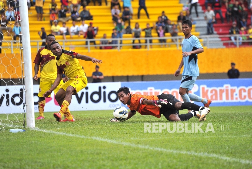 Kiper Persela Lamongan Choirul Huda (kanan). 