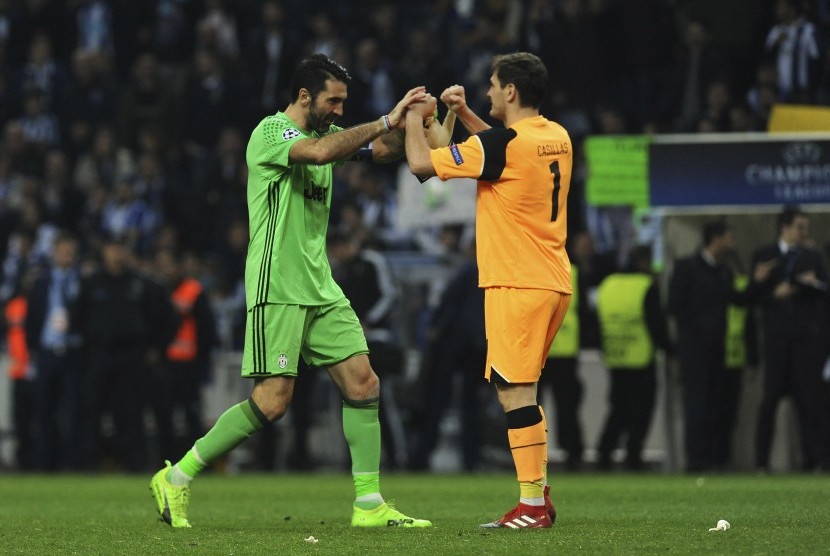 Kiper Porto Iker Casillas (kanan) dan kiper Juventus Gianluigi Buffon menyapa satu sama lain di akhir babak 16 besar Liga Champions, leg pertama di stadion Dragao di Porto, Portugal, Rabu (22/2).