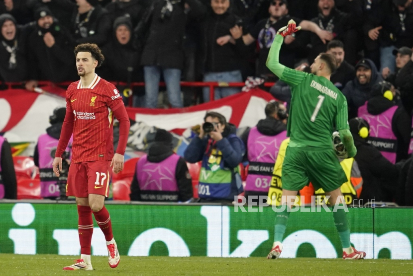 Kiper PSG Gianluigi Donnarumma merayakan keberhasilannya menahan tendangan penalti pemain Liverpool Curtis Jones. PSG mengalahkan Liverpool 4-1 lewat adu penalti untuk lolos ke perempat final Liga Champions,