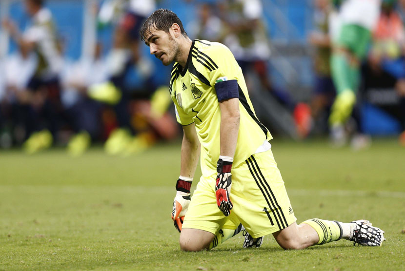 Kiper senior Timnas Spanyol, Iker Casillas, tertunduk lesu setelah gawangnya kebobolan dalam laga lawan Belanda di laga Grup B Piala Dunia 2014 di Arena Fonte Nova, Salvador, Jumat (13/6). 