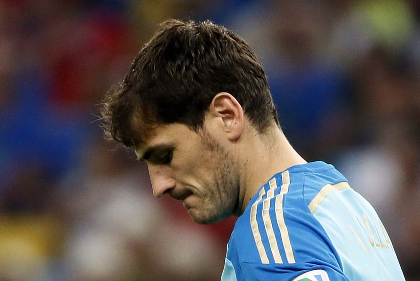 Kiper Spanyol Iker Casillas bereaksi selama Piala Dunia FIFA 2014 grup B pertandingan babak penyisihan antara Spanyol dan Chile di Estadio do Maracana di Rio de Janeiro, Brasil, Rabu (18/6).   (EPA/Juanjo Martin).