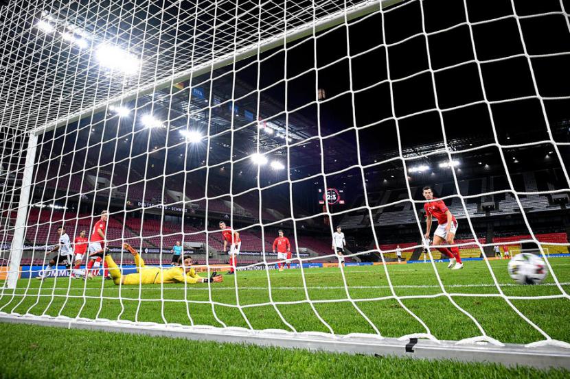 Kiper Swiss Yann Sommer kebobolan gol penyeimbang Jerman 3-3 yang dicetak oleh Serge Gnabry dalam pertandingan UEFA Nations League.