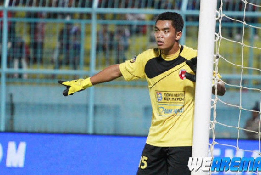 Kiper Teguh Amiruddin.