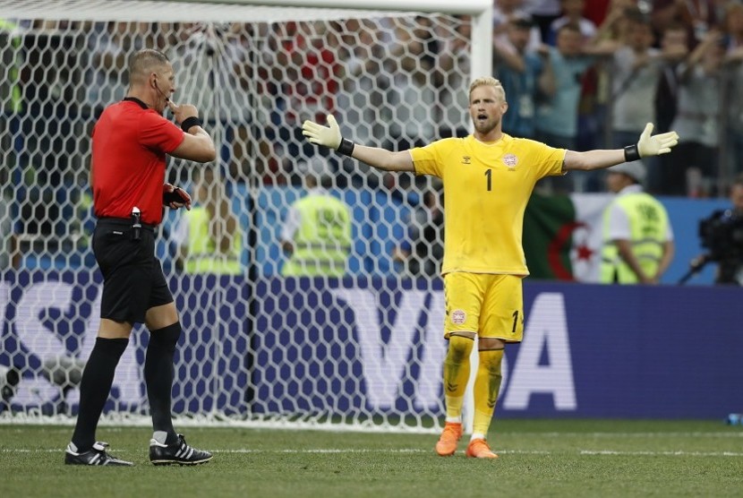 Kiper tim nasional Denmark Kasper Schmeichel (kanan) saat laga melawan Kroasia di babak 16 besar Piala Dunia 2018
