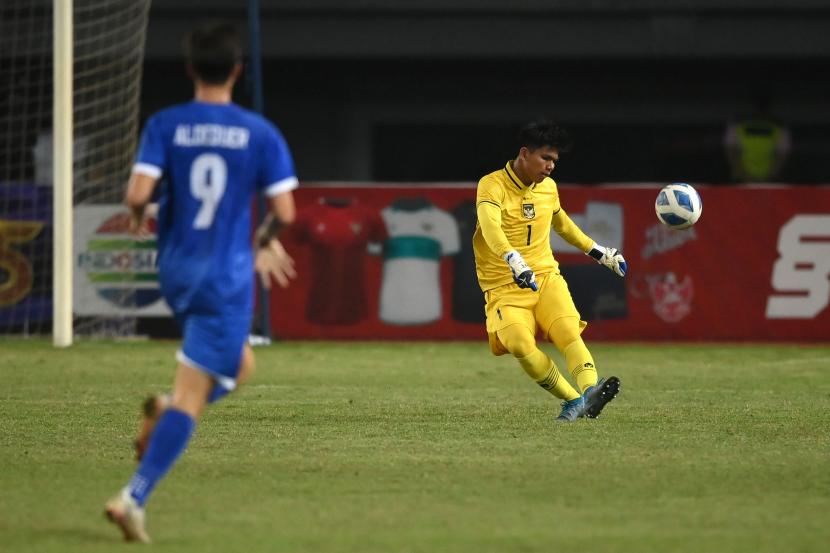 Kiper timnas Indonesia U-20 Cahya Supriadi (kanan) menghalau bola.