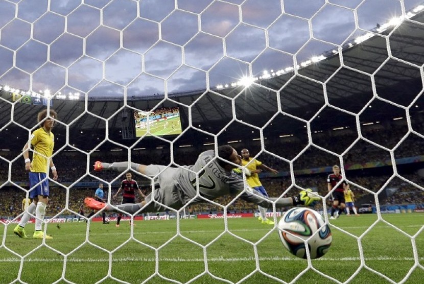 Kiper timnas Brasil Julio Cesar gagal menghadang tendangan pemain Jerman Toni Kroos di babak semifinal Piala Dunia 2014. 