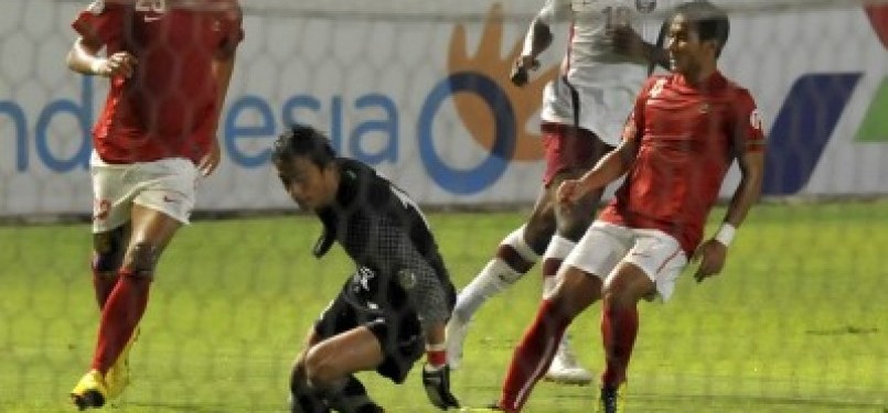 Kiper timnas Indonesia Fery Rotinsulu (2kiri) mencoba mengamankan bola dari serangan pesepakbola Qatar saat pertandingan kualifikasi Piala Dunia 2014 di Stadion Utama Gelora Bung Karno, Senayan, Jakarta, Selasa malam (11/1)