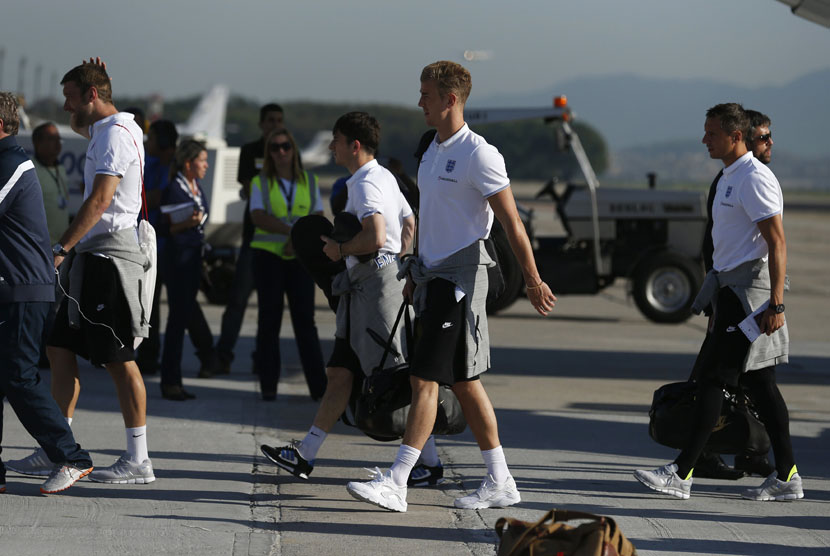 Kiper Timnas Inggris, Joe Hart (tengah), bersama rekan setimnya tiba di Rio de Janeiro, Brasil, Ahad (8/6). 