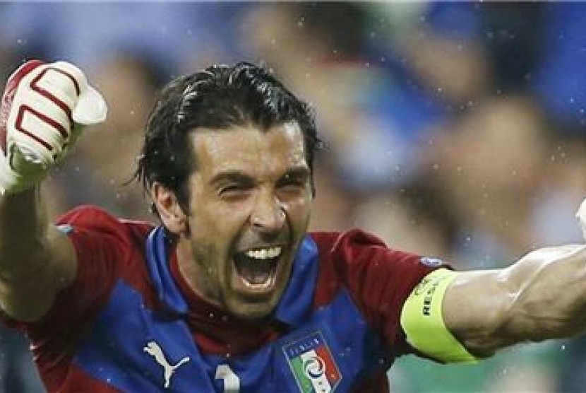  Kiper timnas Italia, Gianluigi Buffon, berteriak meluapkan kegembiraannya usai memastikan diri lolos ke babak perempat final dengan mengalahkan Republik Irlandia di laga terakhir Grup C Piala Eropa 2012 di Poznan, Polandia, pada Senin (18/6). 