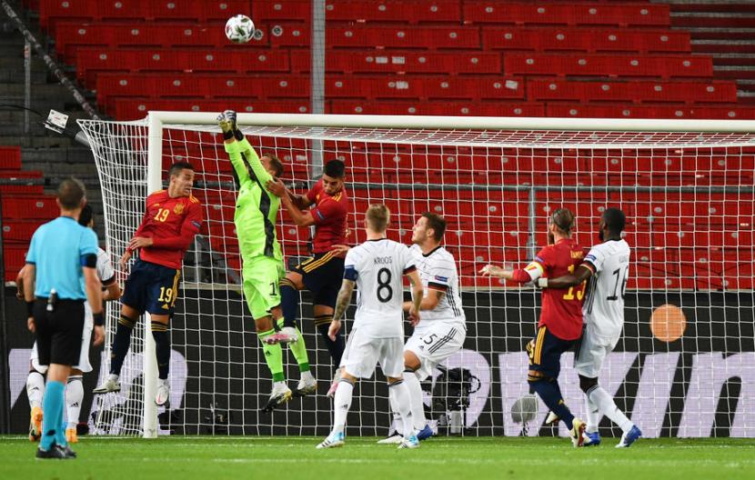 Kiper timnas Jerman Kevin Trapp (baju hijau) menghalau serangan Spanyol dalam pertandingan UEFA Nations League, Jumat (4/9) dini hari WIB.