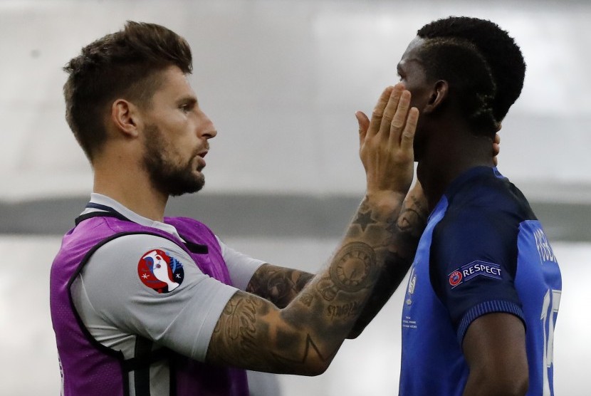 Kiper timnas Prancis, Benoit Costil (kiri) bersama Paul Pogba seusai laga final Piala Eropa 2016 lawan Portugal, Juli 2016.