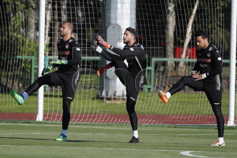 Kiper timnas Tunisia Farouk Ben Mustapha, Mouez Hassen, dan Aymen Mathlouthi (dari kiri ke kanan). 