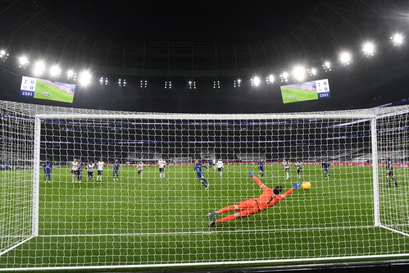 Kiper Tottenham Hotspur Hugo Lloris gagal menepis tendangan penalti gelandang Chelsea Jorginho.