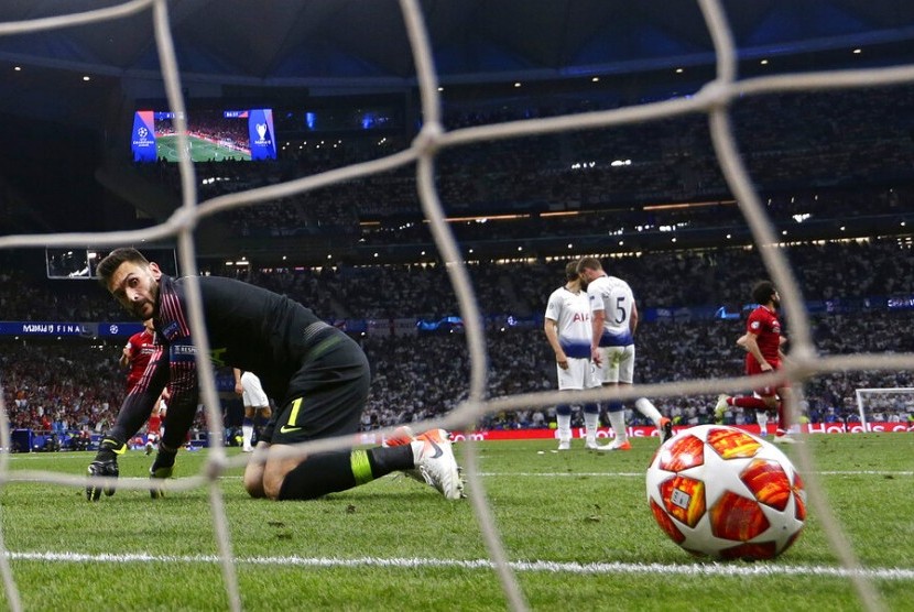 Kiper Tottenham Hotspur, Hugo Lloris melihat bola masuk ke gawangnya pada laga final Liga Champions 2019.
