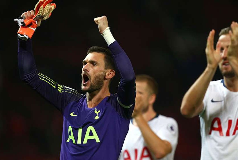 Kiper Tottenham Hotspur Hugo Lloris merayakan kemenangan 3-0 atas Manchester United, di Old Trafford, Selasa (28/8) dinihari WIB.