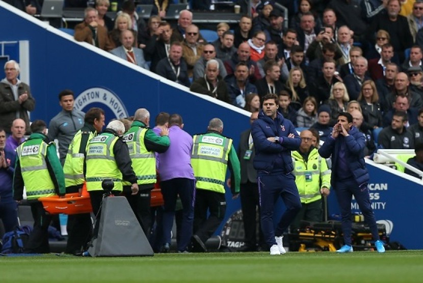 Kiper Tottenham Hugo Lloris saat ditandu keluar lapangan akibat cedera saat melawan Brighton, Sabut (5/10) kemarin