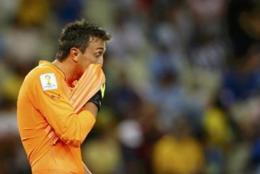 Kiper Uruguay, Fernando Muslera tertunduk lesu ketika timnya kalah 1-3 dari Kosta Rika