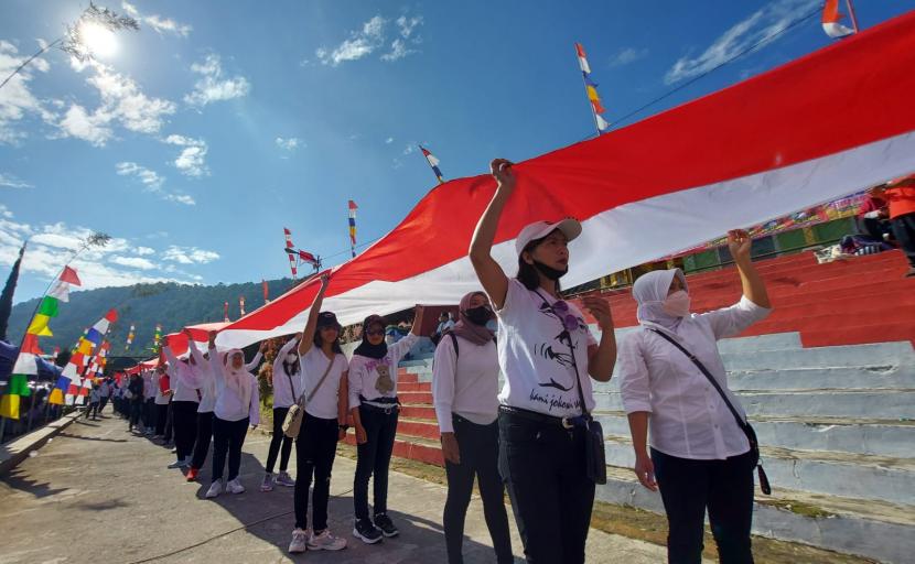 Kirab bendera Merah Putih sepanjang 1 kilometer memrihkan perayaan HUT Kemerdekaan RI ke-77 di Kecamatan Getasan, Kabupaten Semarang, Jawa Tengah, Kamis (18/8).