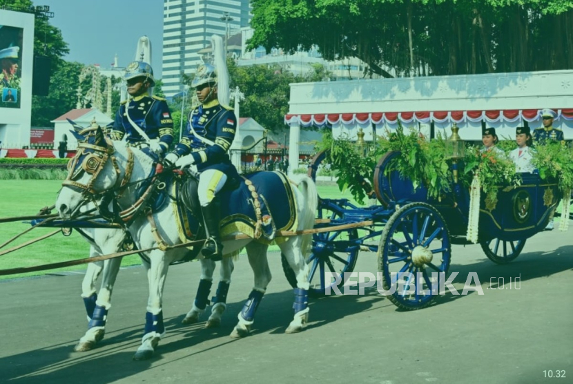 Kirab Bendera Pusaka dalam peringatan HUT ke-80 Kemerdekaan Republik Indonesia di Istana Merdeka, Jakarta Pusat pada Ahad (17/8/2025).