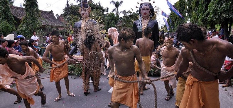 KIRAB BOROBUDUR BANGKIT. Sejumlah seniman menarik patung Loro Blonyo raksasa saat kirab budaya Borobudur Bangkit Bersama di kawasan Borobudur, Magelang, Jateng, Minggu (17/4). Kirab budaya yang dimeriahkan puluhan kesenian tradisional tersebut sebagai upay