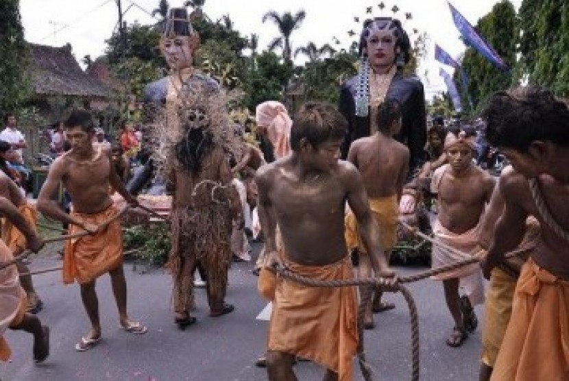 KIRAB BOROBUDUR BANGKIT. Sejumlah seniman menarik patung Loro Blonyo raksasa saat kirab budaya Borobudur Bangkit Bersama di kawasan Borobudur, Magelang, Jateng, Minggu (17/4). Kirab budaya yang dimeriahkan puluhan kesenian tradisional tersebut sebagai upay