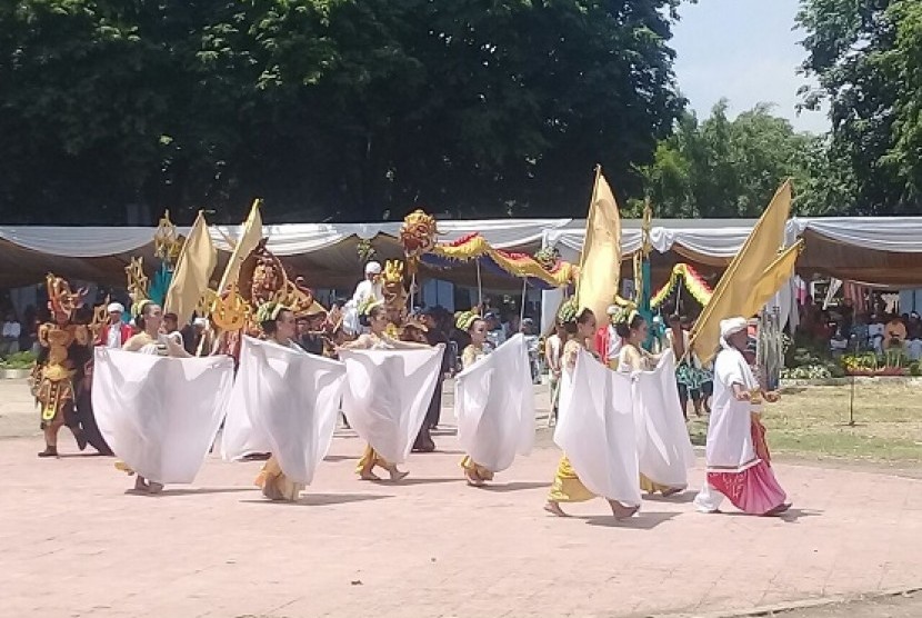 Kirab delegasi dari berbagai keraton di Nusantara dalam rangka Festival Keraton Nusantara XI, Sabty (16/9)