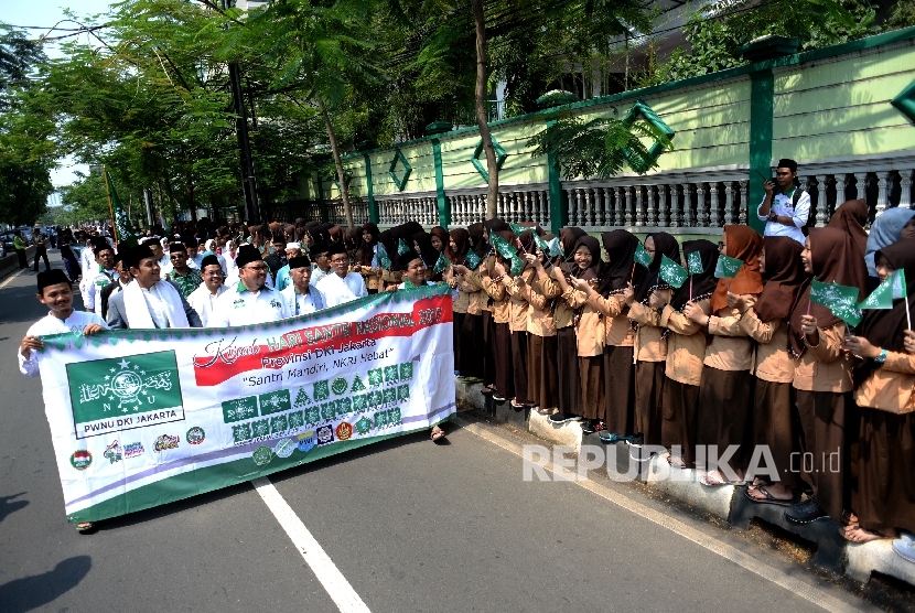 Kirab Hari Santri Nasional. Rombongan kirab Hari Santri Nasional sampai di Ponpes Asshiddiqiyah, Jakarta, Sabtu (21/10).