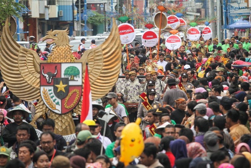 Kirab peserta membawa takir atau wadah jenang pada acara festival di Ngarsopuro, Solo, Jawa Tengah