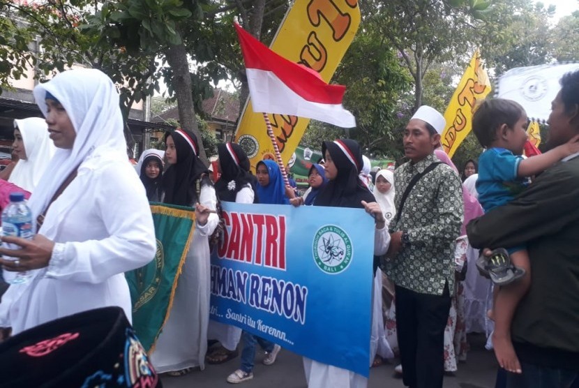 Kirab Santri Kota Denpasar tahun ini mengusung tema 'Spirit Santri Meneguhkan NKRI.' Sebanyak 16 ribu santri mengikuti kirab di Lapangan Puputan Margarana Niti Mandala Renon, Kota Denpasar, Senin (22/10) sore.