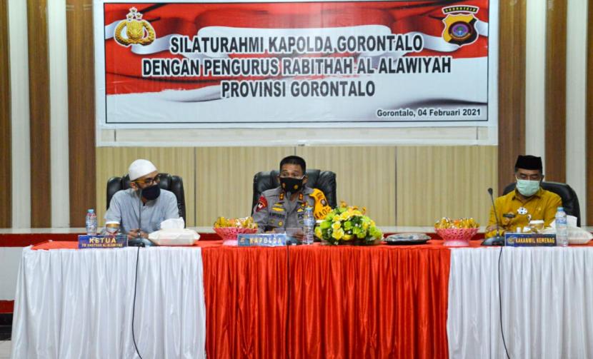 kiri) dan Kakanwil Kemenag, Dr Safrudin Baderan (kanan) saat acara silaturahmi di Mapolda Gorontalo. .