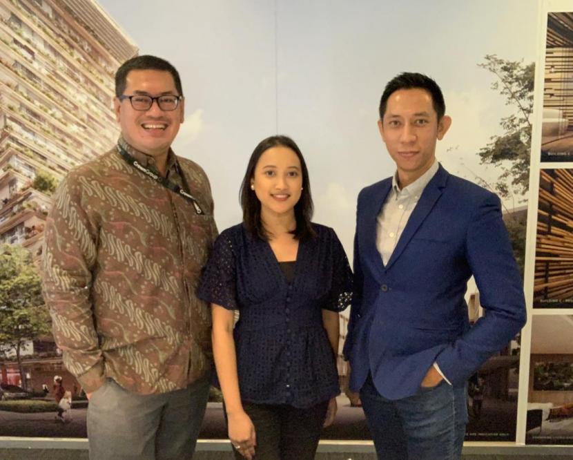 (kiri) GM Strategic & Corporate Communications Crown Group Indonesia Bagus Sukmana, Direktur Pemasaran & Penjualan Crown Group Indonesia, Tyas Sudaryomo (tengah), Sales Manager Crown Group Indonesia, Reiza Arief (kanan).