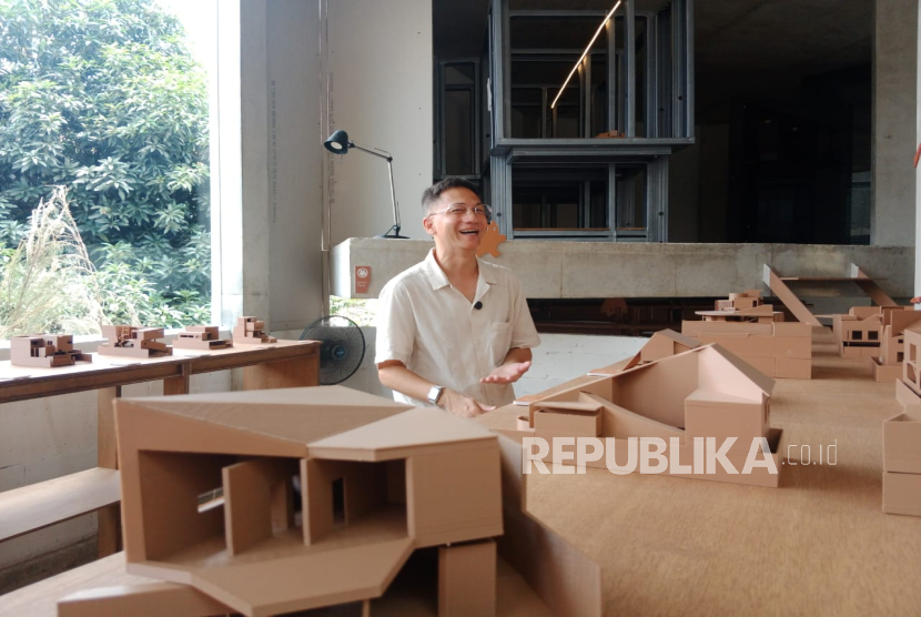 Perayaan 15 tahun Perjalanan Atelier Riri Direfleksi Melalui Pameran Bertajuk “A Life Less Ordinary”