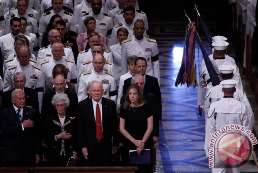 kiri-kanan) Astronot Buzz Aldrin, Annie Glenn, astronot John Glenn, dan penyanyi Diana Krall berdiri saat pasukan kehormatan berjalan di altar saat upacara penghormatan untuk astronot AS Neil Armstrong di Katedral Nasional, Washington DC, Amerika Serikat, 