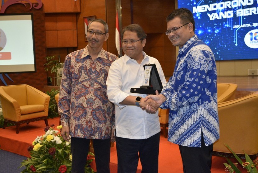 Kiri - kanan) Direktur Wholesale & International Service (WINS) Telkom Abdus Somad Arief, Menteri Komunikasi & Informatika RI Rudiantara, dan Ketua Umum Serikat Karyawan (Sekar) Telkom Asep Mulyana berfoto bersama saat acara Seminar Nasional Serikat Karyawan (Sekar) Telkom yang berjudul 