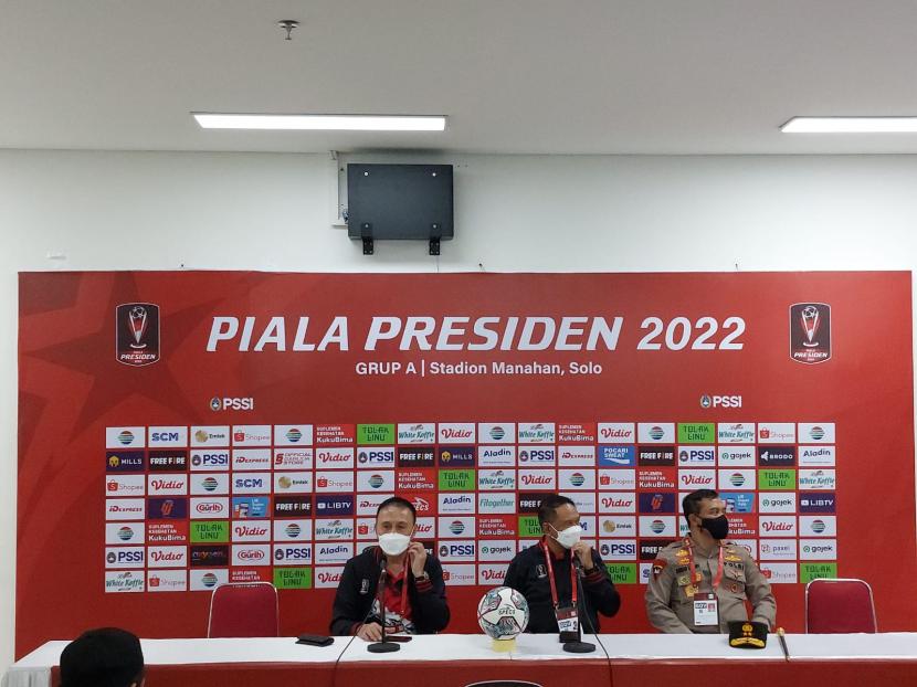 (Kiri-kanan) Ketua Umum PSSI, Mochamad Iriawan, Menpora Zainudin Amali, Kapolda Jateng Ahmad Luthfi dalam konferensi pers pembukaan Piala Presiden 2022 di Stadion Manahan, Solo, Sabtu (11/6/2022).