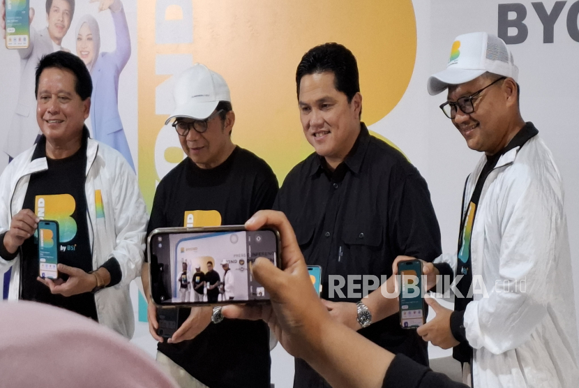 (Kiri-kanan) SuperApp BYOND by BSI diluncurkan secara resmi oleh Direktur Utama BSI Hery Gunardi (paling kiri), Komisaris Utama BSI Muliaman D. Hadad (dua dari kiri), Menteri BUMN Erick Thohir (tiga dari kiri) dan Direktur Information Technology BSI Saladin D Effendi (paling kanan) di Parkir Timur Senayan, Jakarta (9/11).