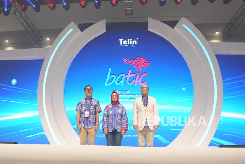 (kiri ke kanan) CEO Telin Budi Satria Dharma Purba, Direktur Utama Telkom Dian Siswarini, dan Managing Director Danantara Setyanto Hantoro saat acara pembukaan Bali Annual Telkom International Conference (BATIC) 2025.