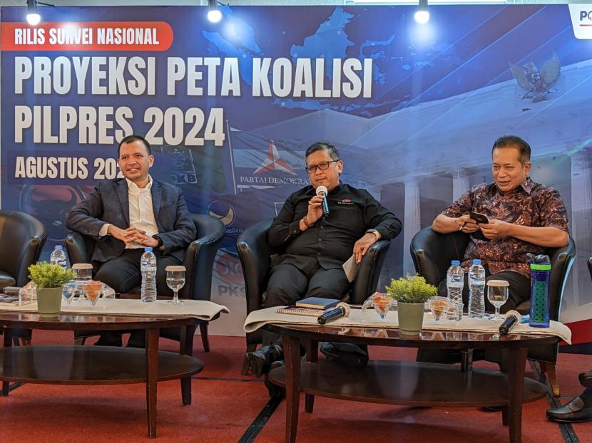 (Kiri ke kanan) Direktur Eksekutif Poltracking Indonesia Hanta Yuda AR, Sekretaris Jenderal PDIP Hasto Kristiyanto, dan Wakil Ketua Umum Partai Gerindra Ferry Juliantono di Hotel JS Luwansa, Jakarta, Rabu (31/8).