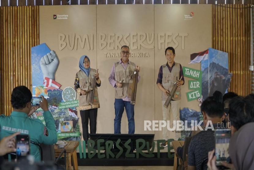 (kiri ke kanan) Ketua Tim Kerja Peningkatan Kapasitas Lingkungan Dinas Lingkungan Hidup Kota Surakarta,  Prasetyaningsih Soewarno, S.P., M.Si., Deputi Pengendalian Perubahan Iklim dan Tata Kelola Nilai Ekonomi Karbon Kementerian Lingkungan Hidup (PPI TK NEK) Ir. Ary Sudijanto, M.S.E., dan Senior General Manager Social Responsibility Telkom Hery Susanto saat acara Grand Launching Bumi Berseru Fest (BBF) 2025 di Solo, pada Sabtu (23/8). 
