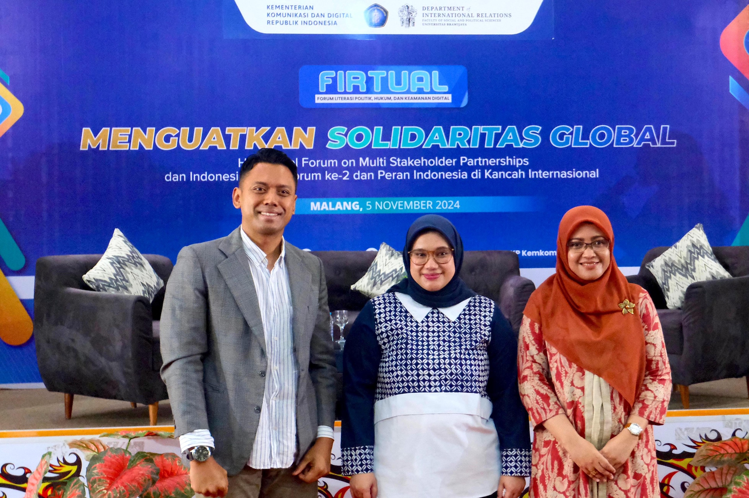 (Kiri ke kanan) Key Opinion Leader, Nur Kholis; Ketua Tim Informasi dan Komunikasi Hukum dan HAM, Kementerian Komunikasi dan Digital, Astrid Ramadiah Wijaya; Dosen Hubungan Internasional, Fakultas Ilmu Sosial dan Ilmu Politik, Universitas Brawijaya, Pantri Muthriana Erza Killian, dalam kegiatan FIRTUAL di Kota Malang, Jawa Timur.