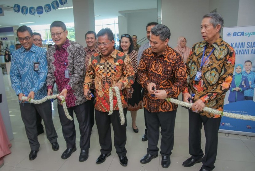 Kiri ke Kanan: Ki-ka  Kepala OJK Aceh Aulia. Fadly,  Presiden Direktur BCA Syariah John Kosasih,  Walikota Banda Aceh Aminullah Usman,  Kepala BI Provinsi Aceh Zainal Arifin Lubis,  Ditrektur BCA Suwignyo Budiman bersama -sama meresmikan BCA Syariah Kantor Cabang Banda Aceh,  di Banda Aceh (117).