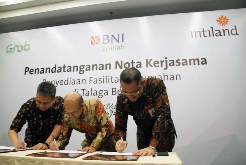 kiri ke kanan: Ridzki Kramadibrata, Managing Director PT Grab Indonesia, Suhendro Prabowo Wakil Presiden Direktur dan COO PT Intiland Development Tbk, Abdullah Firman Wibowo, Direktur Utama PT Bank BNI Syariah